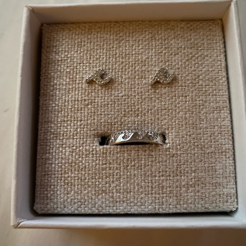 Pura vida earring and necklace set